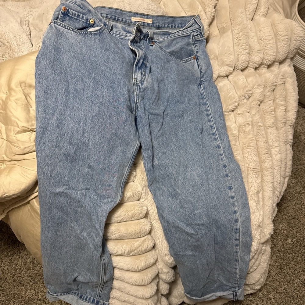 Levi low pro straight women’s jeans size 32